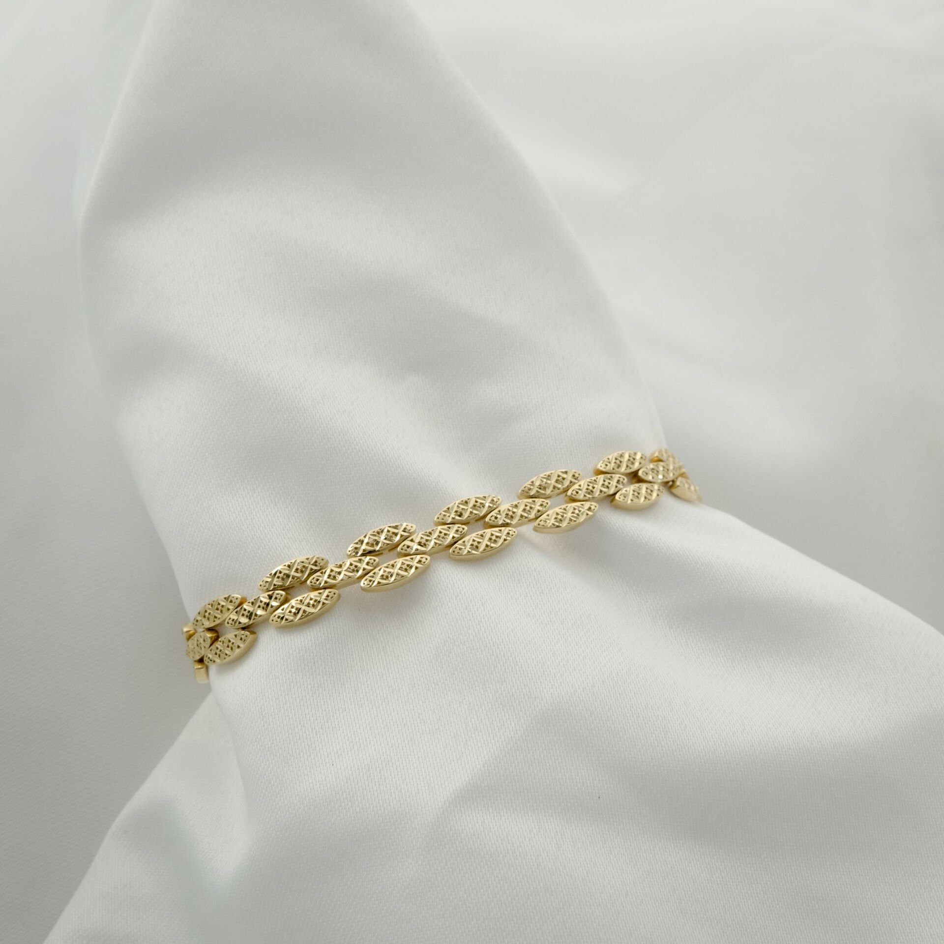 14 Ayar Çizgili Detaylı Altın Bileklik