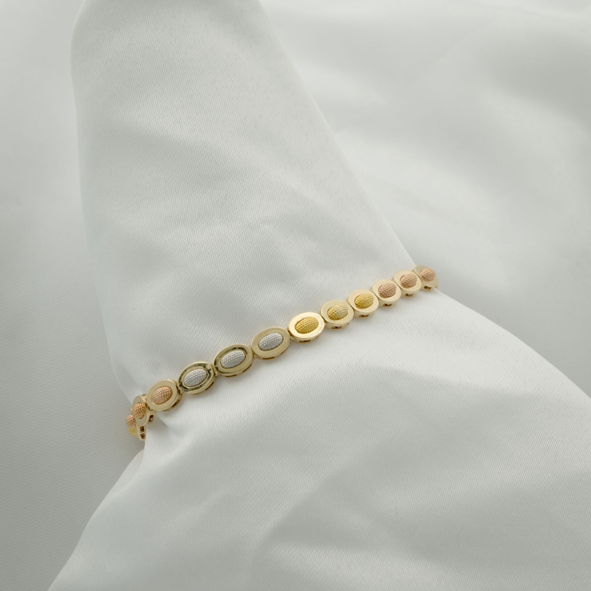 14 Ayar Oval Sıralı Detaylı Altın Bileklik