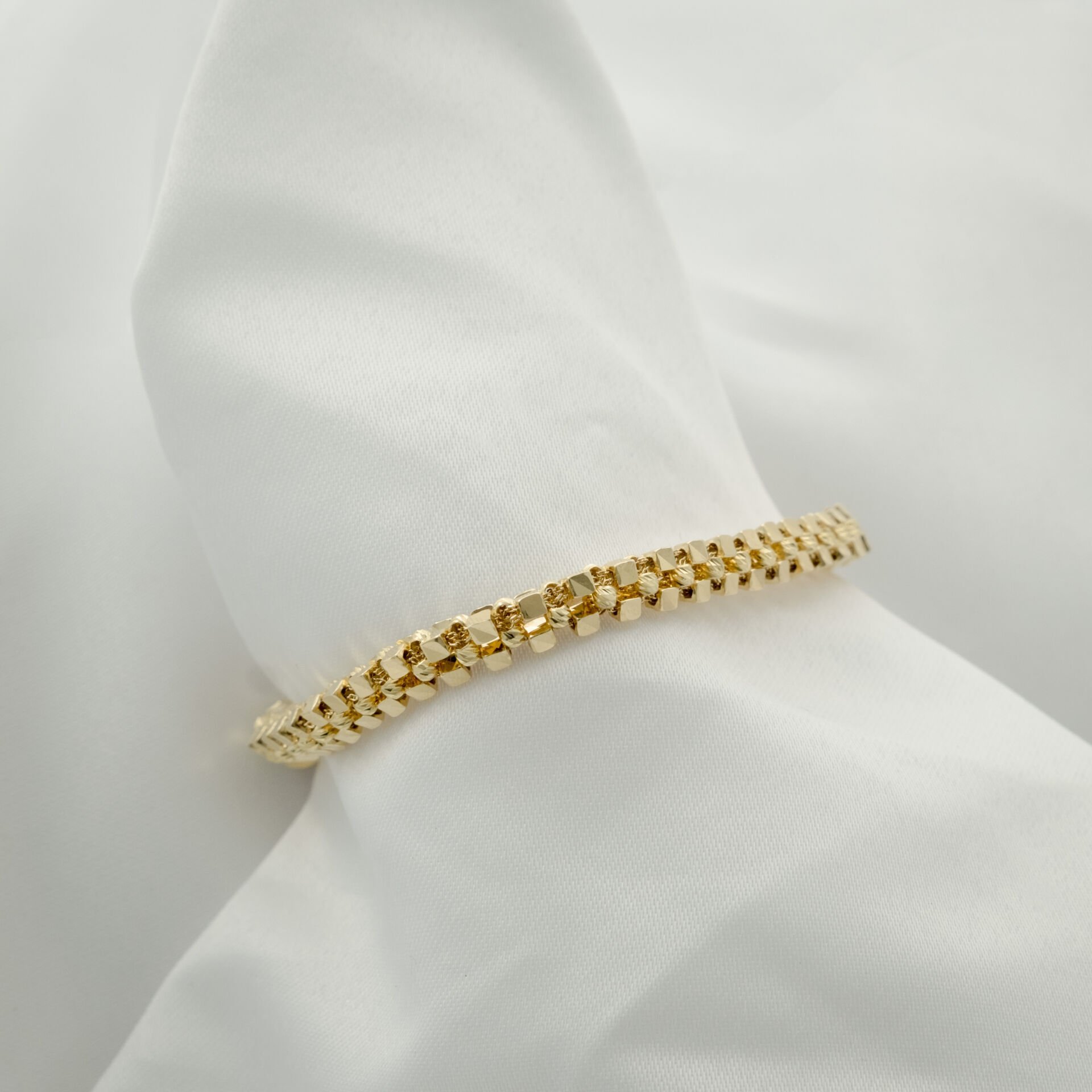 14 Ayar Kare Detaylı Sıra Altın Bileklik